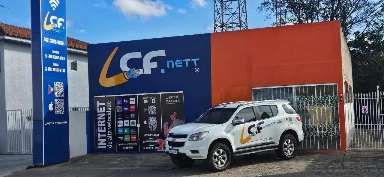 Fachada da LCF.NETT com veículo da frota estacionado na entrada